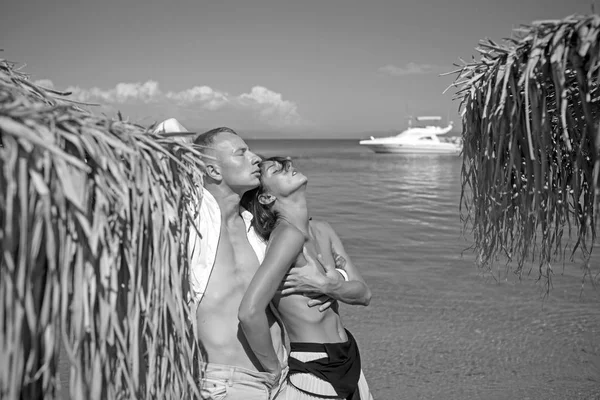 Colorat vintage în aer liber portret de cuplu romantic frumos de fată topless și tip muscular în blugi pozând la apă de mare . — Fotografie, imagine de stoc
