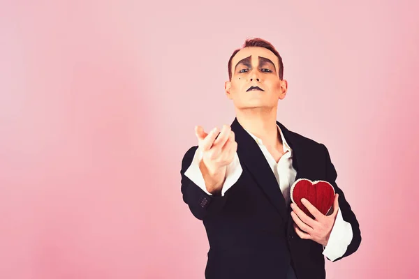 Seems as a real love. Love confession on valentines day. Mime man hold red heart for valentines day. Mime actor with love symbol. Theatre actor pantomime falling in love. Love is art, copy space — Stock Photo, Image