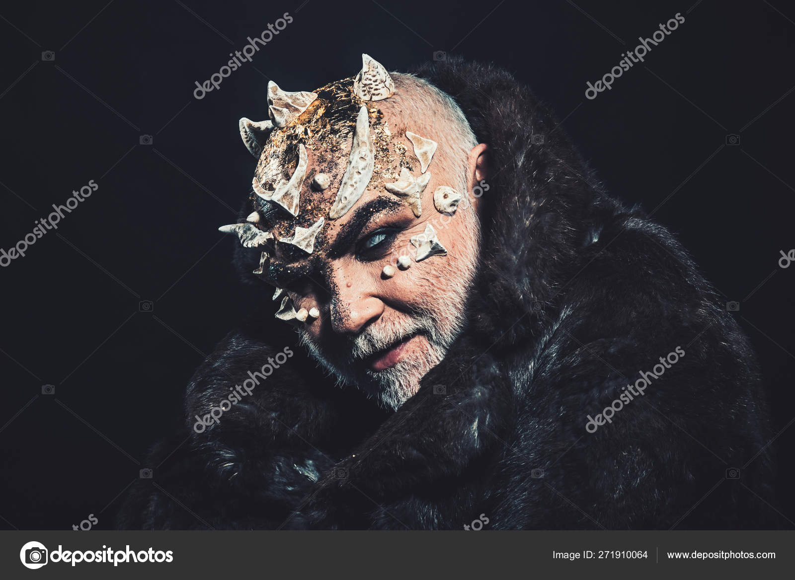 Alien, demonio, maquillaje de hechicero. Concepto de horror y fantasía.  Hombre con espinas o verrugas en, image size:1600x1168