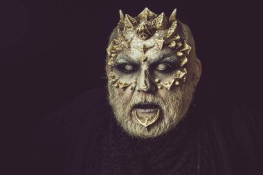 Toprak sana diken ve boynuzları ile canavar.