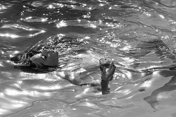 Cocktail dans la piscine d'été. fille boire cocktail de verre . — Photo