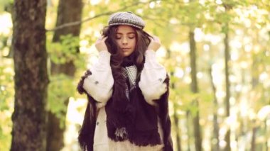 Açık hava portre Güneşli gün ışığı ile Muhteşem esmer model kız. Kadın sonbahar moda konsepti.