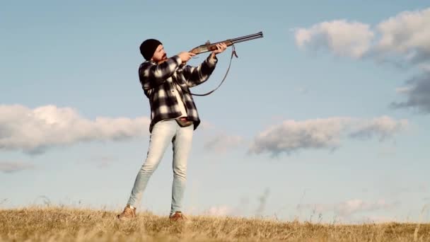 Sportieve klei en skeet schieten. Jacht uitrusting en jacht kleding. — Stockvideo