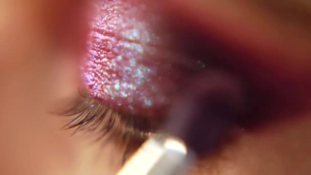 Beauté femme applique maquillage sur son visage. Beauté femme applique ombre à paupières sur ses yeux. Cosmétiques de maquillage mode et beauté .