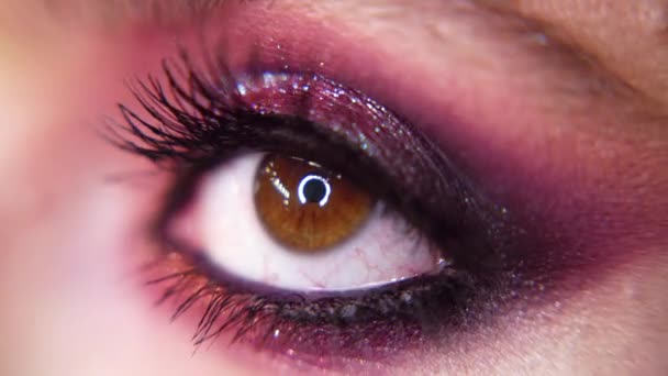 Schöne Augen aus nächster Nähe. Lidschatten auftragen - Make-up für die Nahaufnahme der Augen. Mode Lidschatten. — Stockvideo