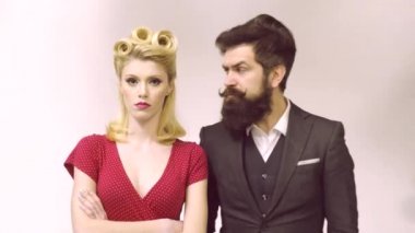 Yakın retro portre iki güzel şaşırtıcı o onu ona onun çift bayan adam. Güzel çift giyinmiş vintage giydirme komik yüzler yapma.