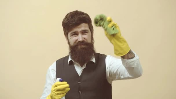 Usługi sprzątania. Człowiek z środkami czyszczących pracujących. Portret człowieka z wyposażeniem czyszczącym sprzątanie domu. Portret brodatego człowieka z gąbką i sprayem gotowy do czyszczenia okien. — Wideo stockowe