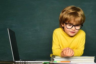 Çocuk okulu. Zor bir sınav. Önce eğitim. Ilkokul. Okul bahçesindeilkokuldan bir çocuk.