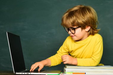 Okul dersindeki küçük çocuklar. Evde eğitim. Ilkokul. Okula geri dön. Evde öğrenmek. Öğrenme kavramı.