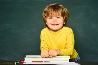 Okulda gülümseyen neşeli bir ruh hali. Okul için hazırım. Evde öğreniyorum. Evde eğitim