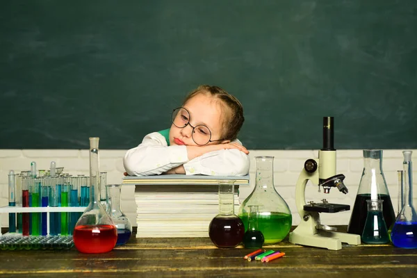 Egy srác az általános iskolából. A kémiai kísérletem. Vissza az iskolába és az otthoni iskolába. Vissza az iskolába - másolás. — Stock Fotó