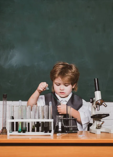 Ritorno a scuola e a casa. Piani di lezioni - Chimica delle scuole medie. Una dimostrazione di chimica. Esperimenti di biologia con microscopio. Primo giorno di scuola . — Foto Stock