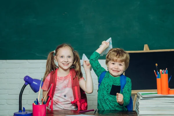 Zurück zur Schule. Kinder machen sich bereit für die Schule. lustiges kleines Kind, das Spaß an der Tafel hat. Lehrertag. — Stockfoto