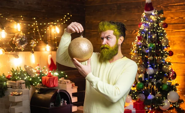 Санта бажає щасливого Різдва. Новорічна концепція. Бородатий чоловік у різдвяному светрі. Сучасний Санта. Смішний зимовий час . — стокове фото