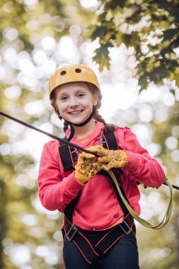 Çocuk oyun alanında oynuyor. Maymun Macerası'na git. Macera parkında eğlenen çocuk çocuk. Erken çocukluk gelişimi.
