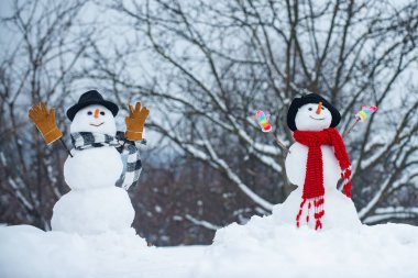 Aşık Kardan Adam çift eğlenceli Noel veya Yeni Yıl var. Aşka güven. Birlikte güzel bir hafta sonu geçiriyoruz. Aşık şehvetli bir Kardan Adam çiftinin romantik portresi. Kardan adam grubu yeni yılı kutluyor.