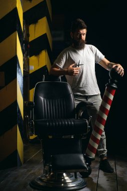 Berber dükkanı tasarımı. Eski moda vintage berber dükkanı direği. Jilet gibi keskin. Berber. Berber makası. Sandal ağacı tıraş kremi. Bıyık lı balmumu. Saç Hazırlama sadece cesur adam için.