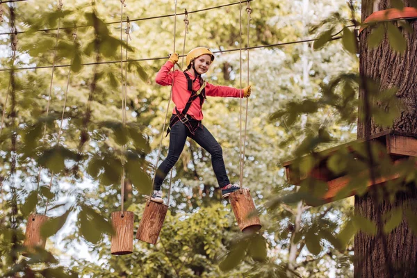 Oeuvres d'art dépeignent des jeux à eco resort qui comprend renard volant ou filet d'araignée. Enfant grimpeur. Concept enfant. Casque et équipement de sécurité. Enfant jouant sur l'aire de jeux. — Photo