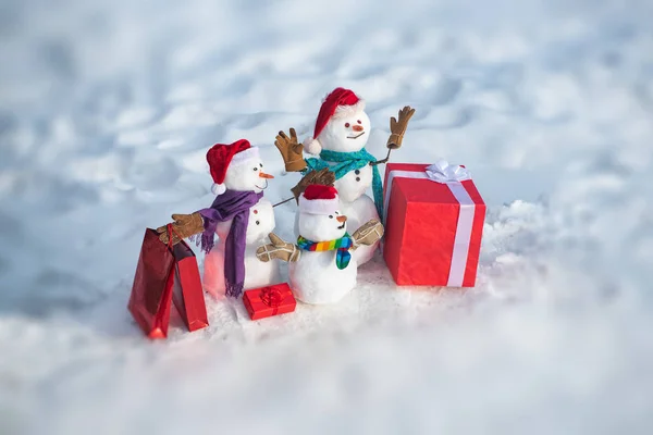 Lindo muñeco de nieve al aire libre. Feliz invierno familia muñeco de nieve. Madre de la nieve-mujer, el padre de la nieve-hombre y el niño desea feliz Navidad y Feliz Año Nuevo. —  Fotos de Stock