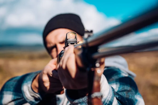 Hunter Target med lasersikte. Kollimerar synen. Hunter med hagelgevär på jakt. Hunter Target med lasersikte. Hunter siktar geväret i skogen. Tjuvjägare i skogen. — Stockfoto