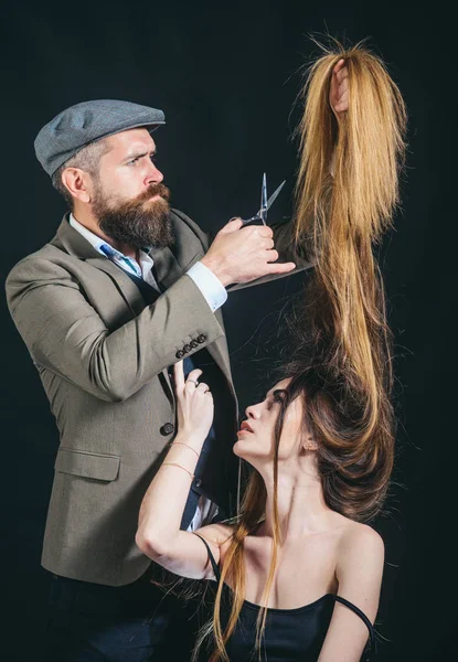 Si tendance et élégant. Cheveux longs. Coupes de cheveux mode. Coiffeur, salon de beauté. Portrait de coiffeur élégant. Studio cheveux . — Photo