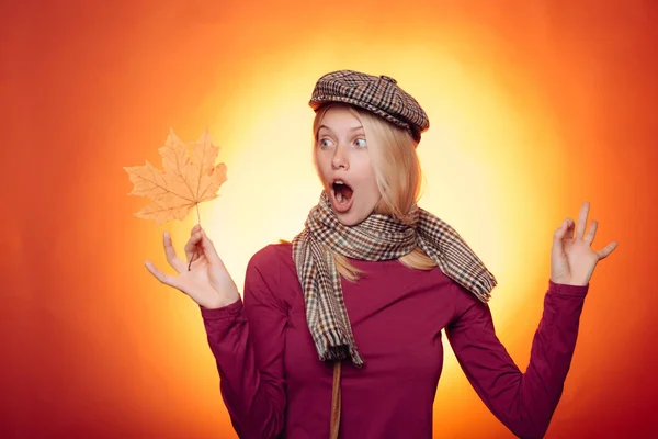 Vonzó fiatal nő visel, divatos, szezonális ruhák, amelyek őszi hangulat. Lány visel őszi ruhákat az őszi napsütéses napon. Gyönyörű érzéki szőke játék a levelekkel. Divatlányok. — Stock Fotó