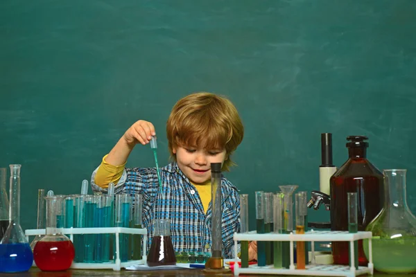 Возвращение в школу - концепция образования. Урок химии. Наука химии. Первый школьный день. Что преподается в химии. Маленькие дети на школьном уроке . — стоковое фото
