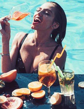 şehvetli kadın Miami'de yenileme alkolle. şehvetli kadın kokteyl içki yüzme havuzunda.