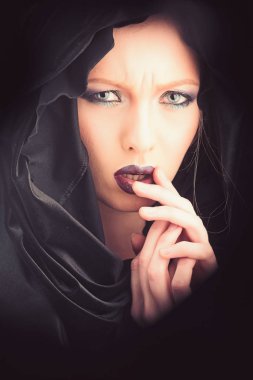 siyah başlıklı şehvetli kız. kız moda makyaj ile
