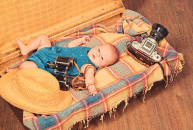 Bir bebek bekliyor. Çocukluk mutluluk. Foto muhabiri. Tatlı küçük bebek. Yeni bir hayat ve Doğum. Aile. Çocuk Bakımı. Küçük kız çantada. Seyahat ve macera. Mutlu küçük çocuk portresi