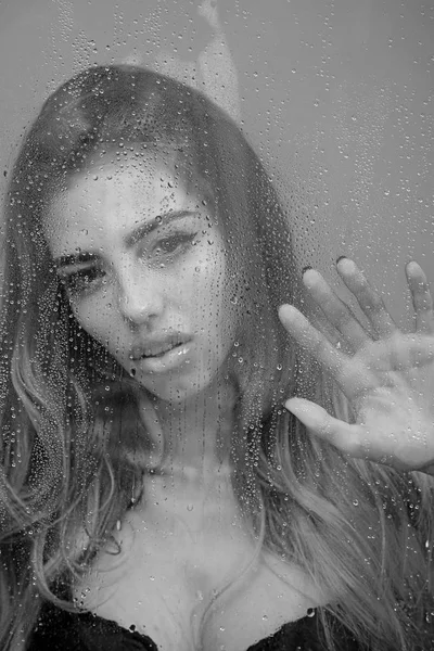 Mulher jovem triste e gotas de chuva . — Fotografia de Stock