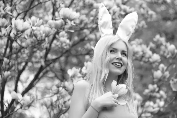 Meisje in bunny oren met magnolia tak — Stockfoto