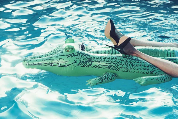 Chaussure à la mode et produits en cuir. crocodile gonflable dans la piscine . — Photo