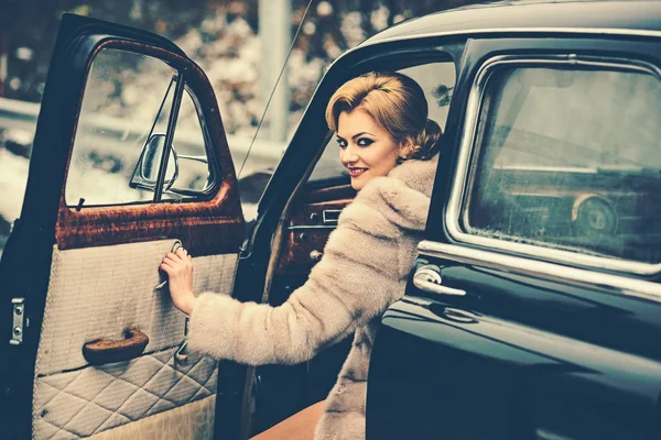 Viagem e viagem de negócios ou engate caminhadas. Retro coleta de carro e reparação de automóveis pelo motorista. mulher sexy em casaco de pele. Escolta e segurança para uma mulher de luxo. Chamada menina no carro vintage — Fotografia de Stock