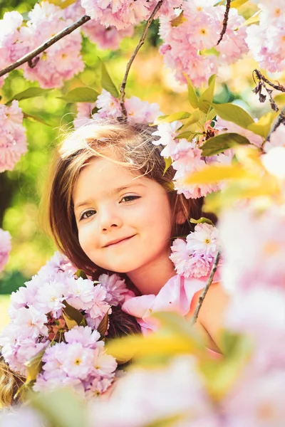 Menina na primavera ensolarada. Moda menina de verão. Feliz infância. Na Primavera. previsão meteorológica. rosto e cuidados com a pele. alergia às flores. Criança pequena. Beleza natural. Dia das crianças. Campo de férias — Fotografia de Stock