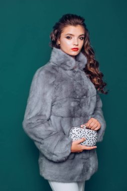 Modanın gösterişli tarafı. Kış moda trendleri. Genç kadın zarif kışlık ceket giyer. Şık kürk mantolu güzel bir kadın. Model lüks kürk giymek. Kış soğuğu için mükemmel