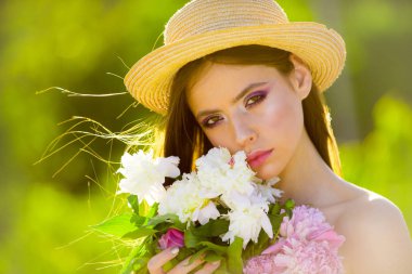 Doğal güzellik ve spa terapisi. yüz ve cilt bakımı. Yazın seyahat edin. Uzun saçlı yaz kızı. Bahar kadını. Bahar ve tatil. Moda makyajlı kadın. yaşam tarzı ve seyahat konsepti