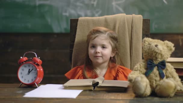 Docent in klaslokaal. Docent en student. Terug naar school. Docenten werken nauw samen met scholen en leraren, kunnen elkaar ontmoeten op school. Universiteitsvrienden. Studeren en lezen van boeken in de klas. Backgrounde. — Stockvideo