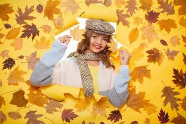 En iyi stil ve şekil. Moda kız sonbahar yaprakları ile yırtık kağıt ile bakmak. Sonbahar için casual moda trendleri. Pretty kadın sonbahar moda aksesuarları giymek. Vogue modelisonbahar görünümü