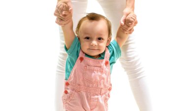 Yürüyebilir miyim? Sevimli küçük bebek yürümeyi öğrenir. Küçük çocuk yardım ile yürüyüş, motor becerileri. Küçük çocuk çocuğun brüt motor aktivitesi gelişir. Gelişimin Toddler aşaması. Sevimli küçük Toddler