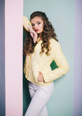 Sonbahar için Casual ceket trendleri. Tatlı kız. Vogue modelinin şık bir görünüm. Genç kadın trendy görünüyor. Moda kız sevimli ceket giymek. Sonbahar moda trendi. Casual tarzı için gidiş