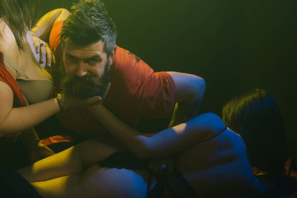 Заниматься сексом с горячей цыпочкой. Любовный треугольный роман. Бардель. Сексуальные женщины с ягодицами и большой грудью. Страстная влюбленная пара. Ролевая игра с сексуальными девушками Бородатый мужчина с девушками в постели. Сексуальный сон
