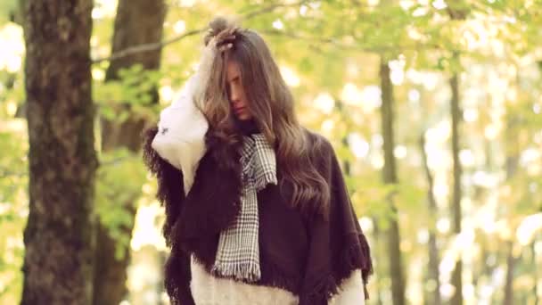 Mujer bonita caminando en el Parque y disfrutando de la hermosa naturaleza otoñal. Obra de arte de chica romántica. Mujer de otoño en el parque de otoño con jersey . — Vídeo de stock