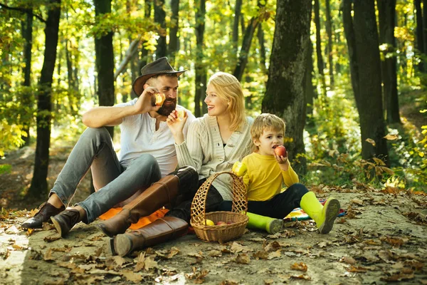 Significado de família feliz. Unidos à natureza. Conceito de dia de família. Família feliz com garoto relaxando enquanto caminhava na floresta. Mãe pai e pequeno filho piquenique. Família de estilo country. Piquenique na natureza — Fotografia de Stock