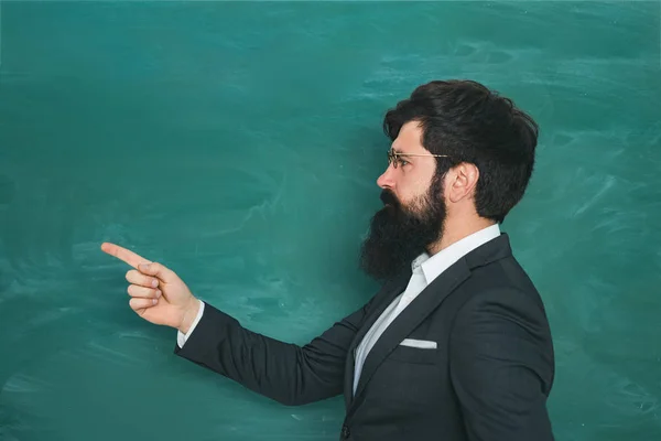 El día del maestro - el conocimiento y el concepto de escuela educativa. Profesor amable en el aula cerca del escritorio de pizarra. Espacio de copia pizarra . — Foto de Stock