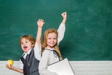 Vay canına. Tahtadaki neşeli gülümseyen çocuk. Öğrenci çocuğu. Kitap okulu ve çocuklar. Sınıf odası. Okul dersleri. Evet, iyi iş..
