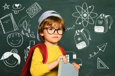 Blackboard kopyası alanı. İlkokulda ve eğitim. Okul dersleri. Okulda geniş gülümseyen mutlu ruh hali