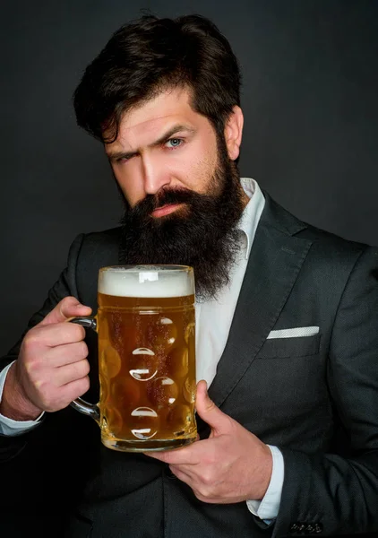 Бородатий чоловік п'є пиво. Пиво. Паб це розслаблююче місце, щоб випити і розслабитися . — стокове фото
