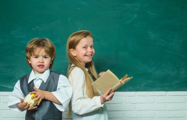 Lärare skol flicka hjälpa skolpojke med lektion. Grundskola barn i klass rummet i skolan. Utbildning först. Grundskola och skola. — Stockfoto