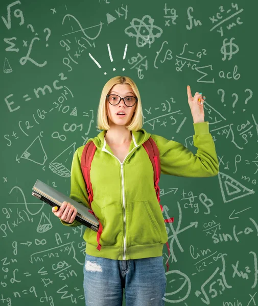 Terug naar school. Grappige vrouwelijke jonge leraar in de klas. Teken voor examen. — Stockfoto